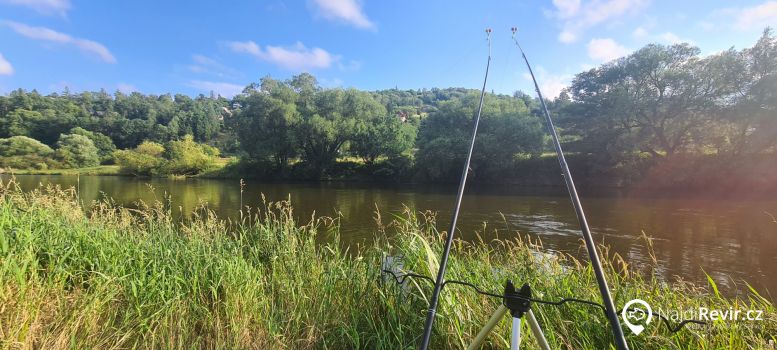 Vlevo od ústí Stříbrného potoka