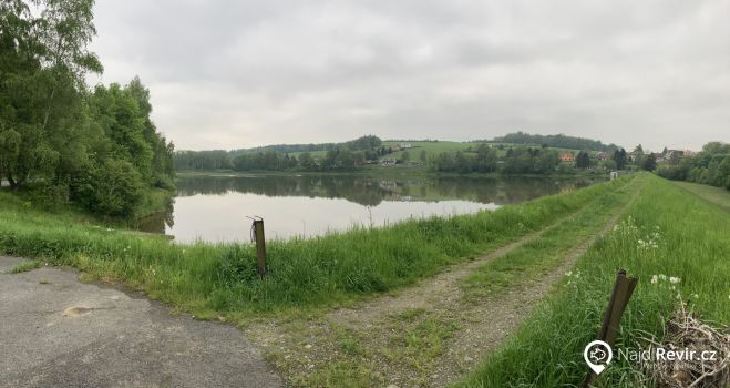 Pohled z hráze, ze které se nesmí chytat